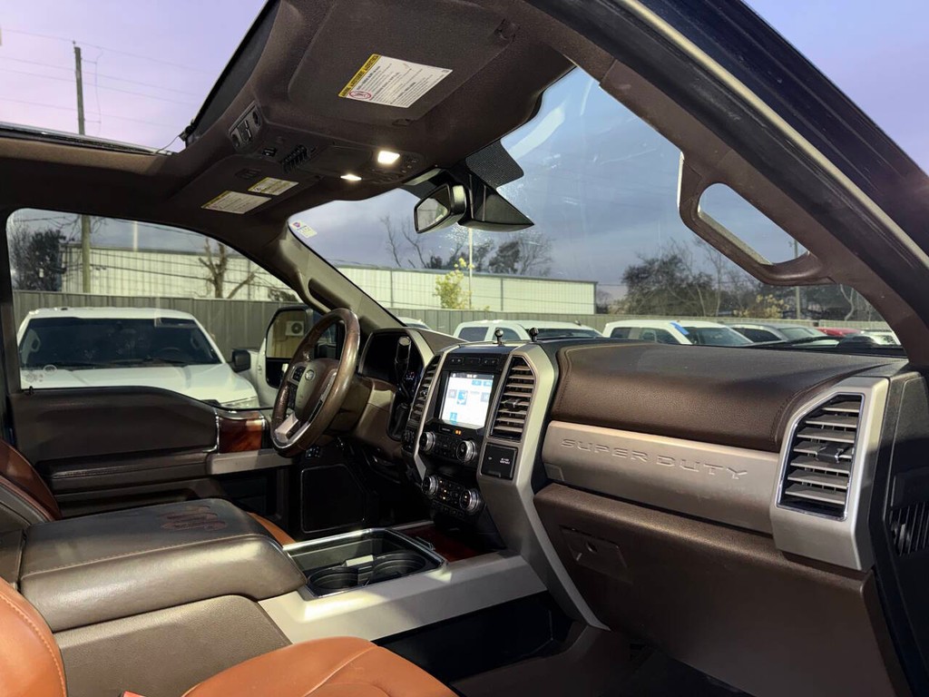 Ford Super Duty F-250 SRW Vehicle Full-screen Gallery Image 09