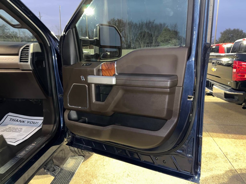 Ford Super Duty F-250 SRW Vehicle Full-screen Gallery Image 11