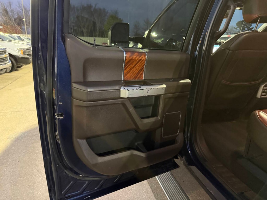 Ford Super Duty F-250 SRW Vehicle Full-screen Gallery Image 14