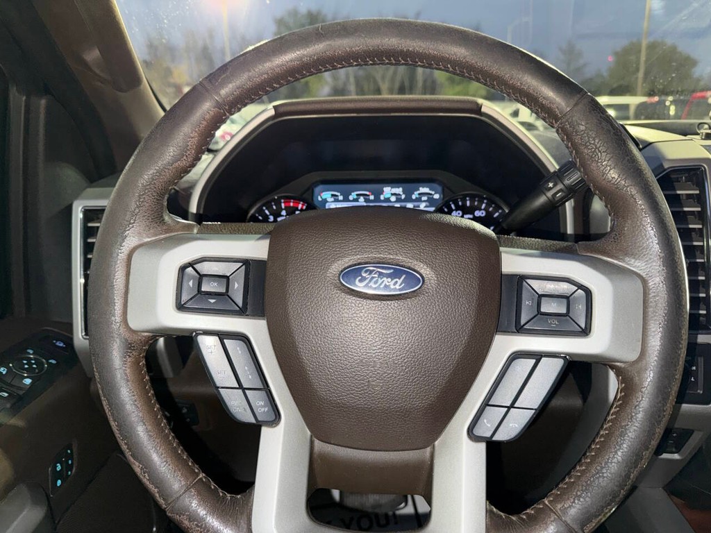 Ford Super Duty F-250 SRW Vehicle Full-screen Gallery Image 23