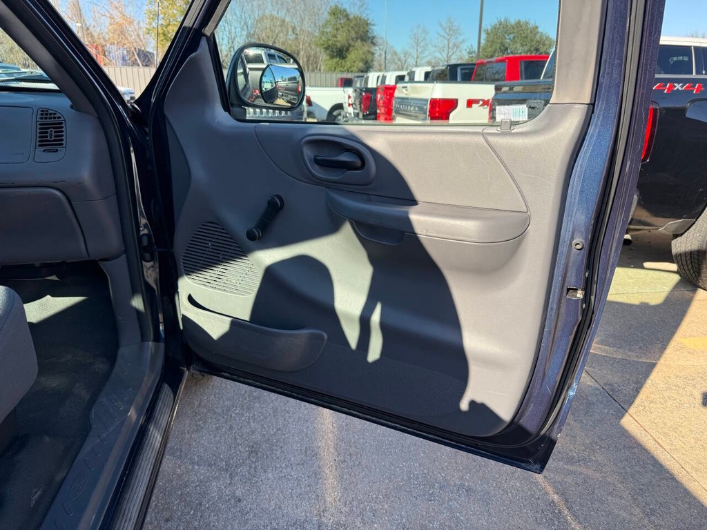 Ford F-150 Vehicle Full-screen Gallery Image 11