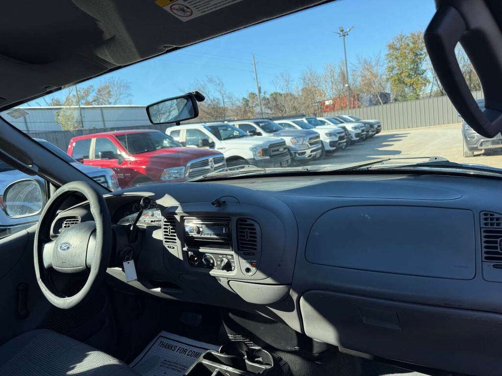 Ford F-150 Vehicle Full-screen Gallery Image 12