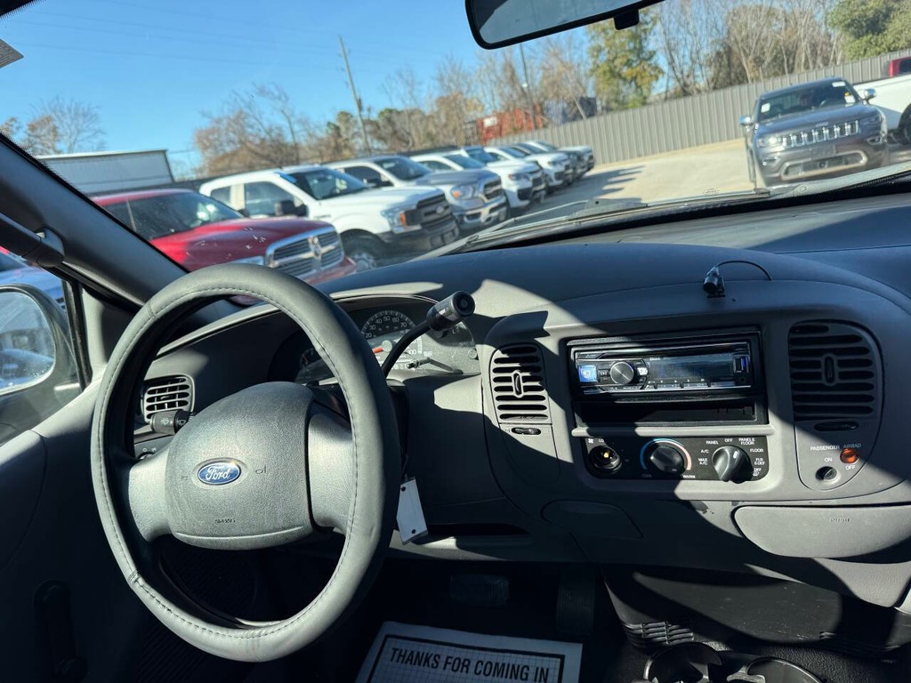 Ford F-150 Vehicle Full-screen Gallery Image 14