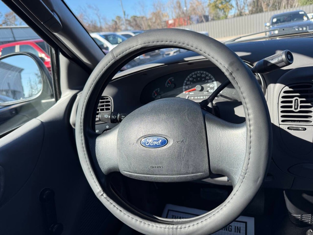 Ford F-150 Vehicle Full-screen Gallery Image 15