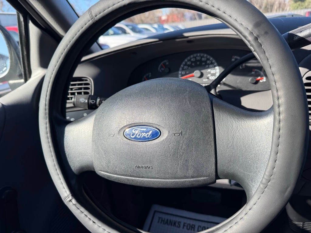 Ford F-150 Vehicle Full-screen Gallery Image 16