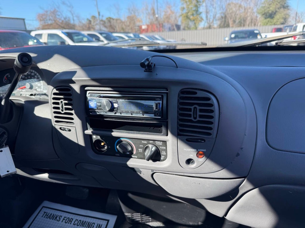 Ford F-150 Vehicle Full-screen Gallery Image 17