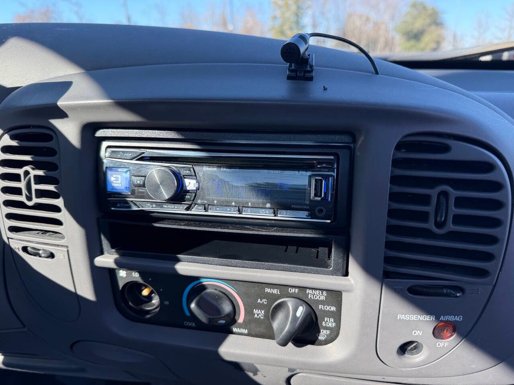 Ford F-150 Vehicle Full-screen Gallery Image 18