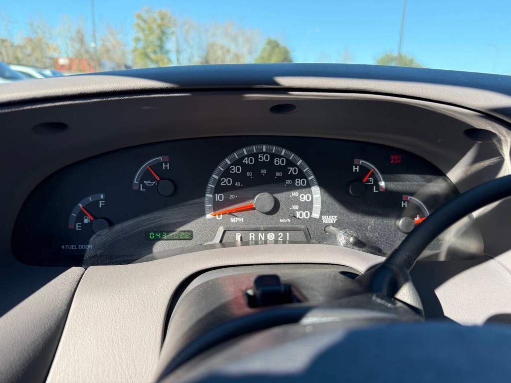 Ford F-150 Vehicle Full-screen Gallery Image 23