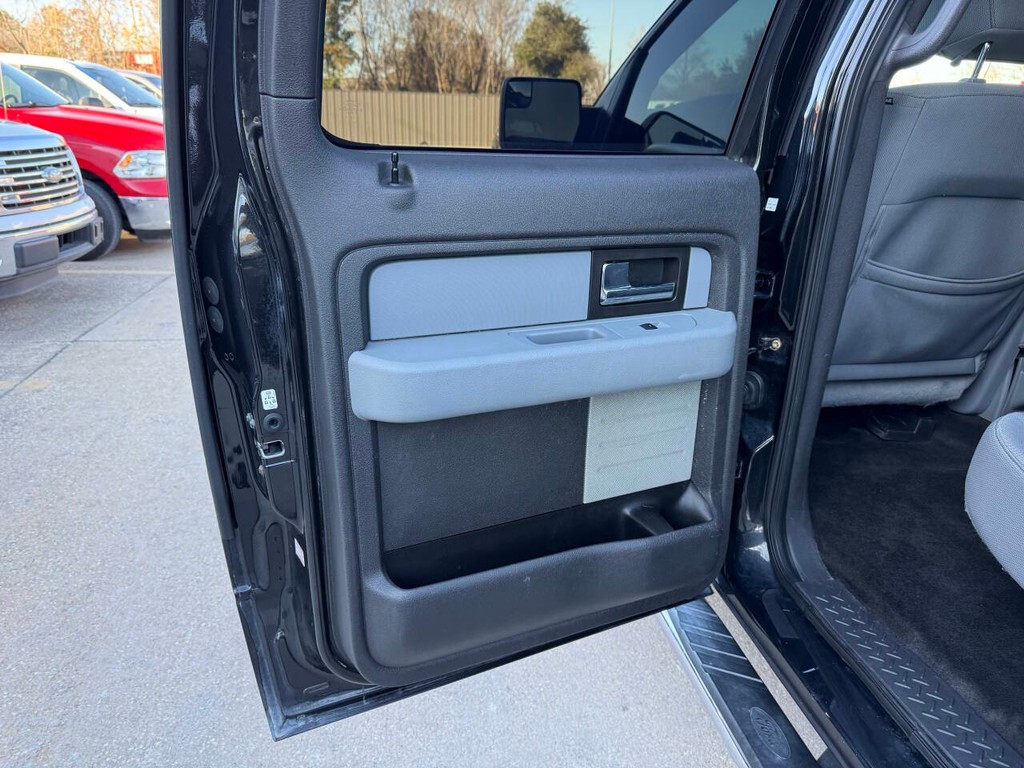 Ford F-150 Vehicle Full-screen Gallery Image 14