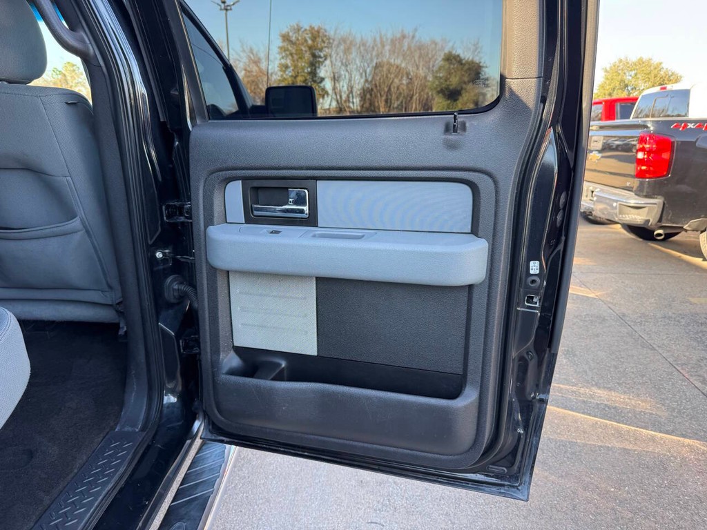 Ford F-150 Vehicle Full-screen Gallery Image 16