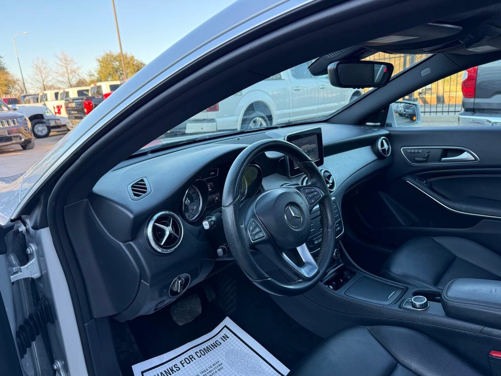 Mercedes-Benz CLA-Class Vehicle Full-screen Gallery Image 06