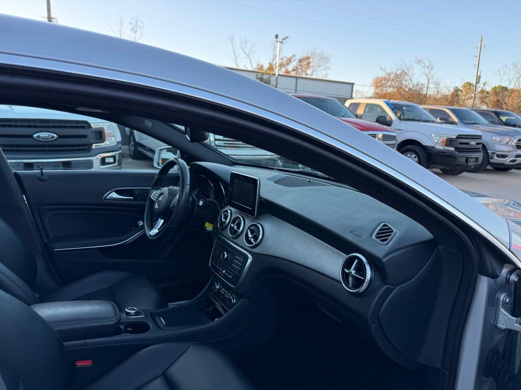 Mercedes-Benz CLA-Class Vehicle Full-screen Gallery Image 09