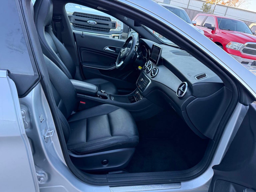 Mercedes-Benz CLA-Class Vehicle Full-screen Gallery Image 10