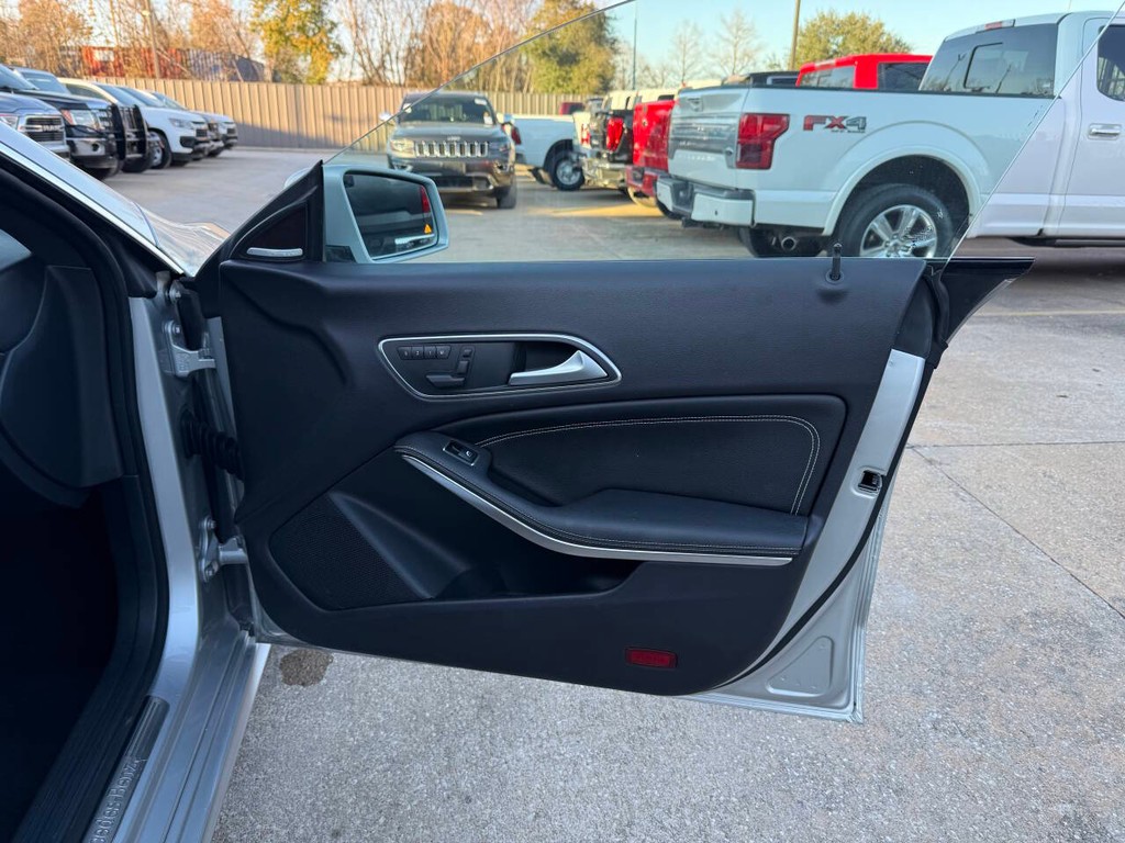 Mercedes-Benz CLA-Class Vehicle Full-screen Gallery Image 11