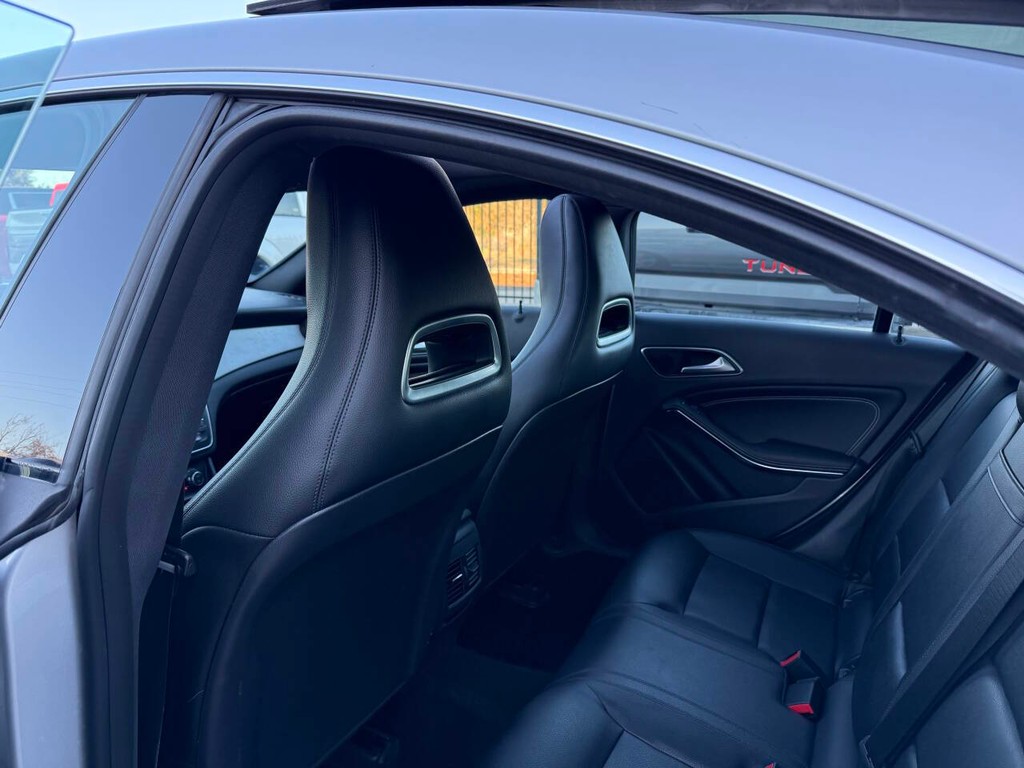 Mercedes-Benz CLA-Class Vehicle Full-screen Gallery Image 12