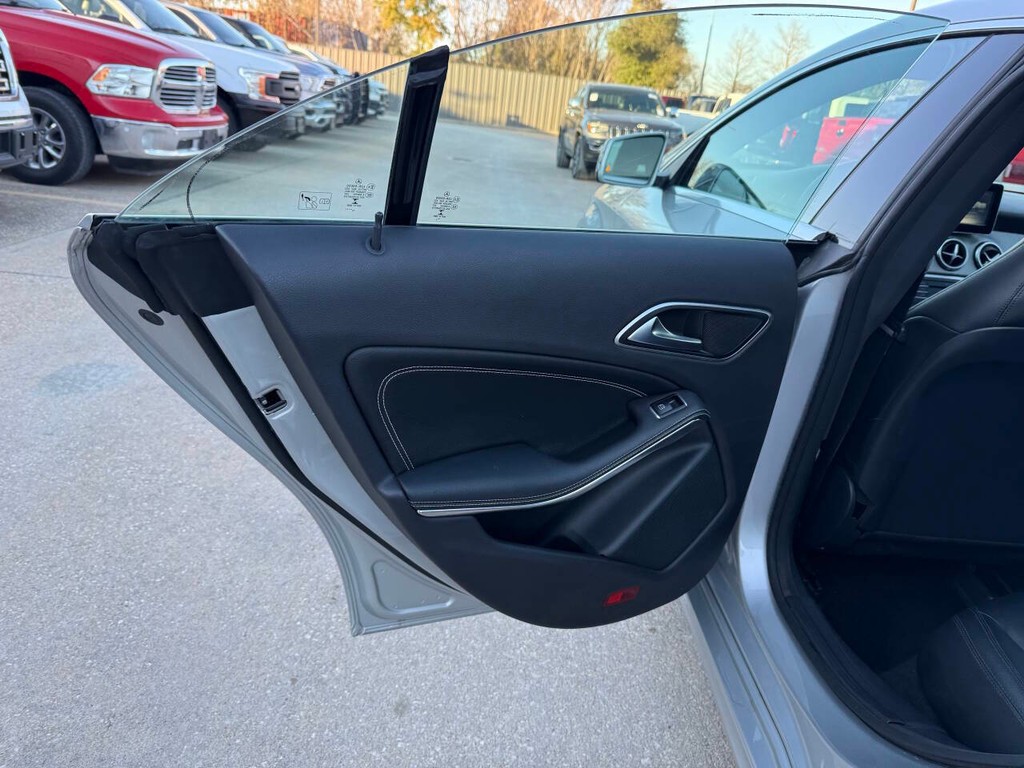 Mercedes-Benz CLA-Class Vehicle Full-screen Gallery Image 14