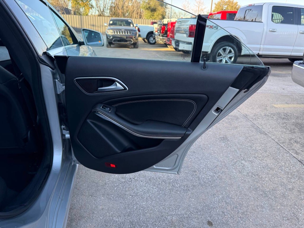 Mercedes-Benz CLA-Class Vehicle Full-screen Gallery Image 16