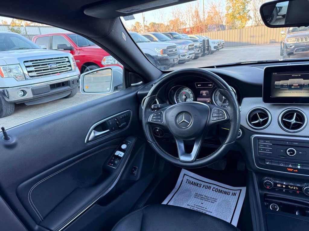 Mercedes-Benz CLA-Class Vehicle Full-screen Gallery Image 19