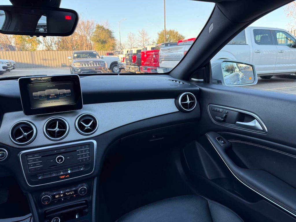 Mercedes-Benz CLA-Class Vehicle Full-screen Gallery Image 20