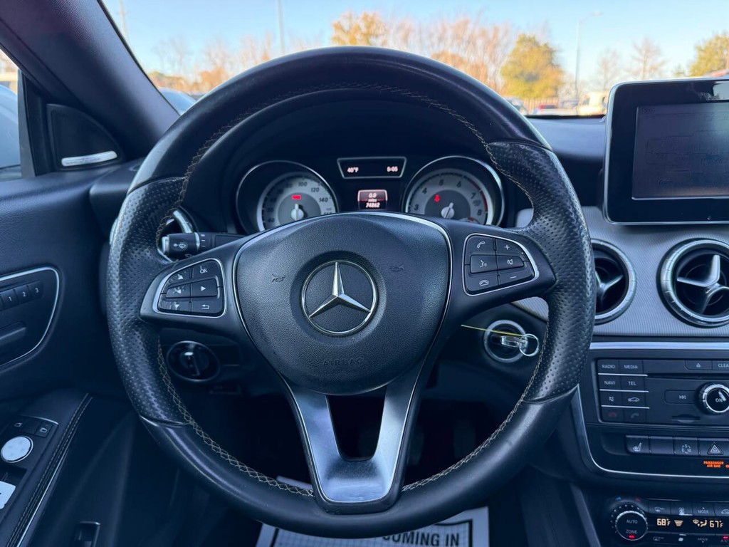 Mercedes-Benz CLA-Class Vehicle Full-screen Gallery Image 22