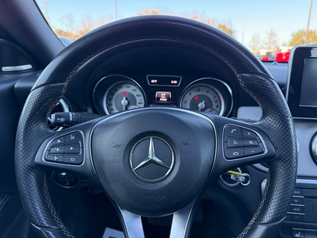 Mercedes-Benz CLA-Class Vehicle Full-screen Gallery Image 23