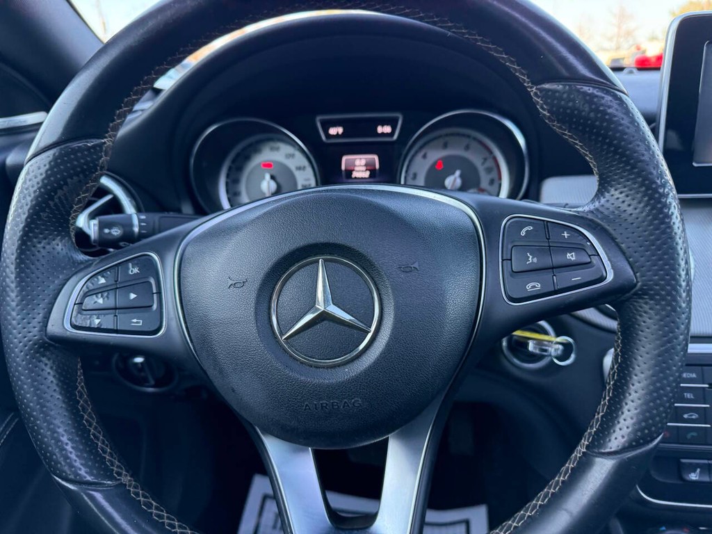 Mercedes-Benz CLA-Class Vehicle Full-screen Gallery Image 27