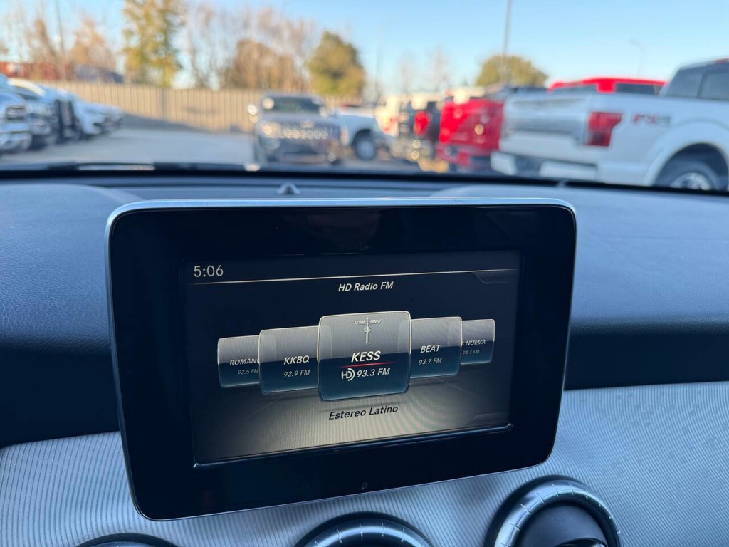 Mercedes-Benz CLA-Class Vehicle Full-screen Gallery Image 29