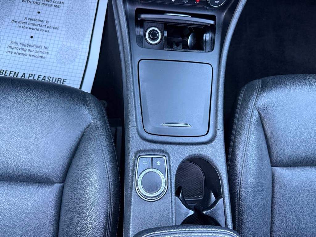 Mercedes-Benz CLA-Class Vehicle Full-screen Gallery Image 33