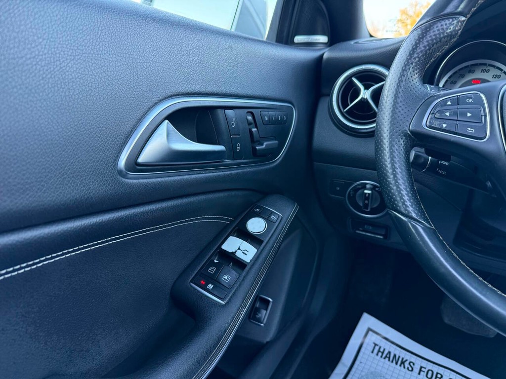 Mercedes-Benz CLA-Class Vehicle Full-screen Gallery Image 34