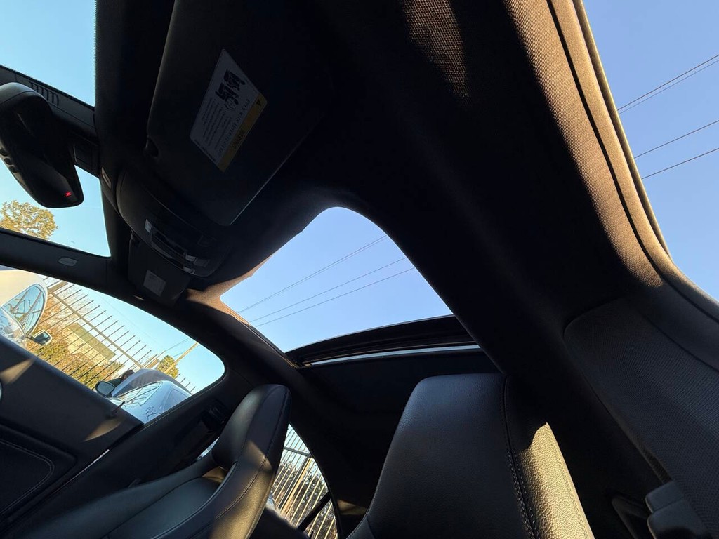 Mercedes-Benz CLA-Class Vehicle Full-screen Gallery Image 35