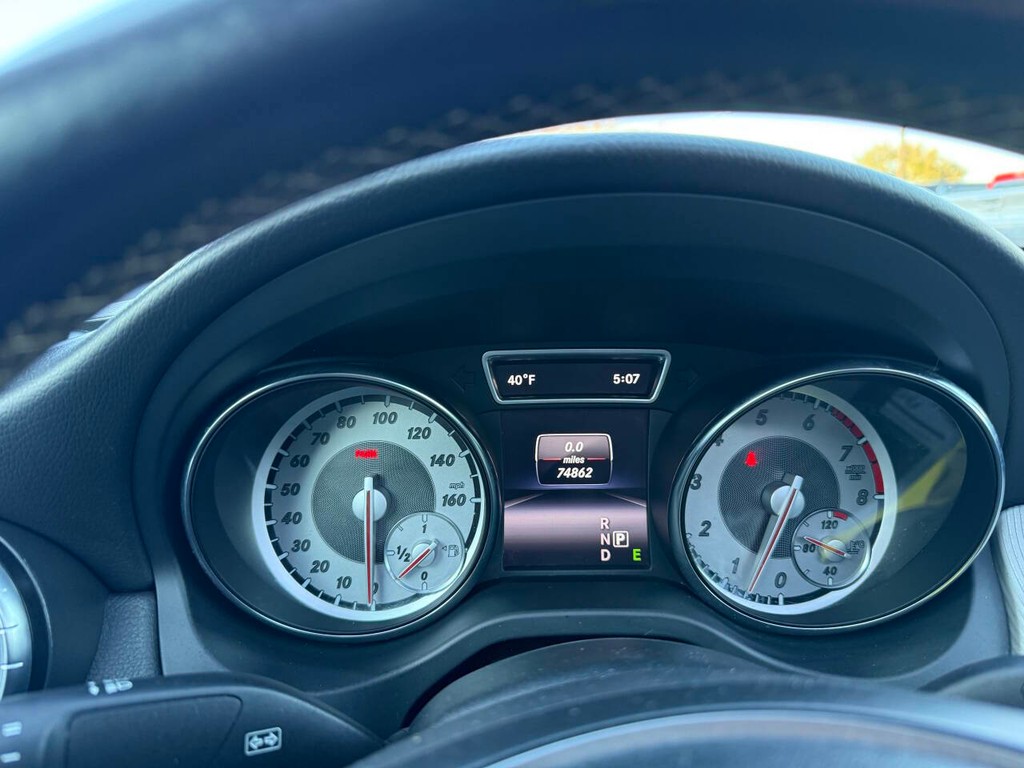 Mercedes-Benz CLA-Class Vehicle Full-screen Gallery Image 36