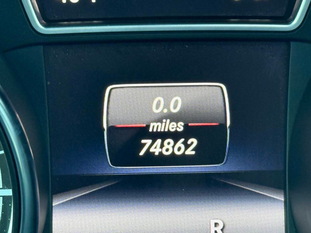 Mercedes-Benz CLA-Class Vehicle Full-screen Gallery Image 37