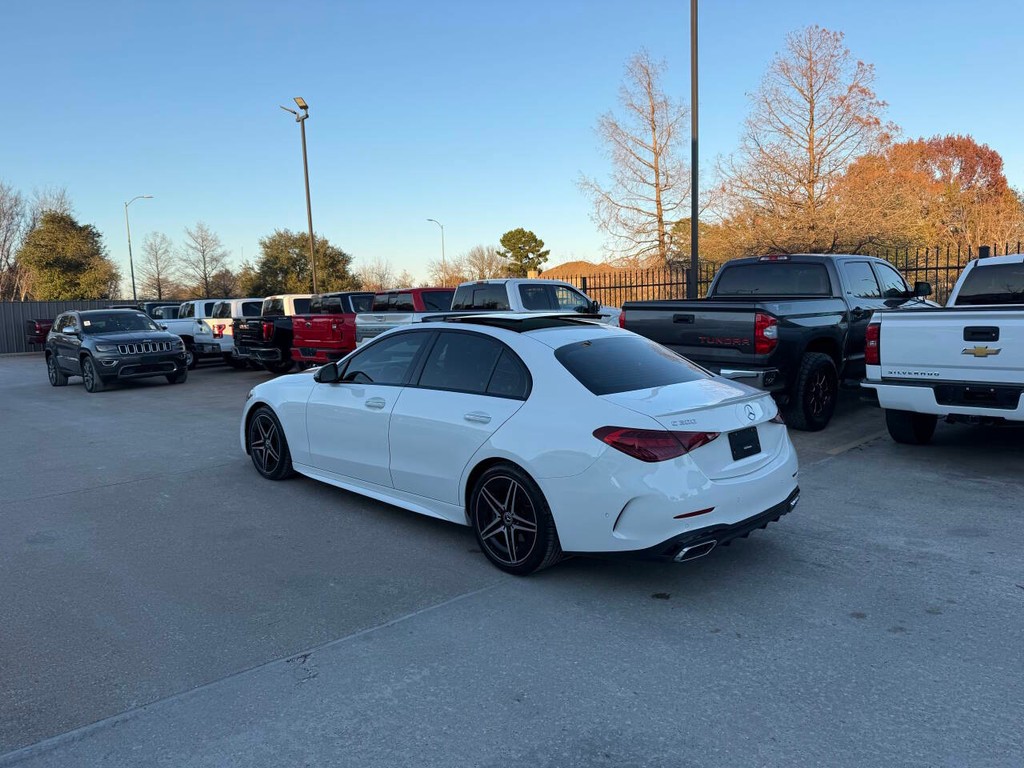Mercedes-Benz C-Class Vehicle Full-screen Gallery Image 04