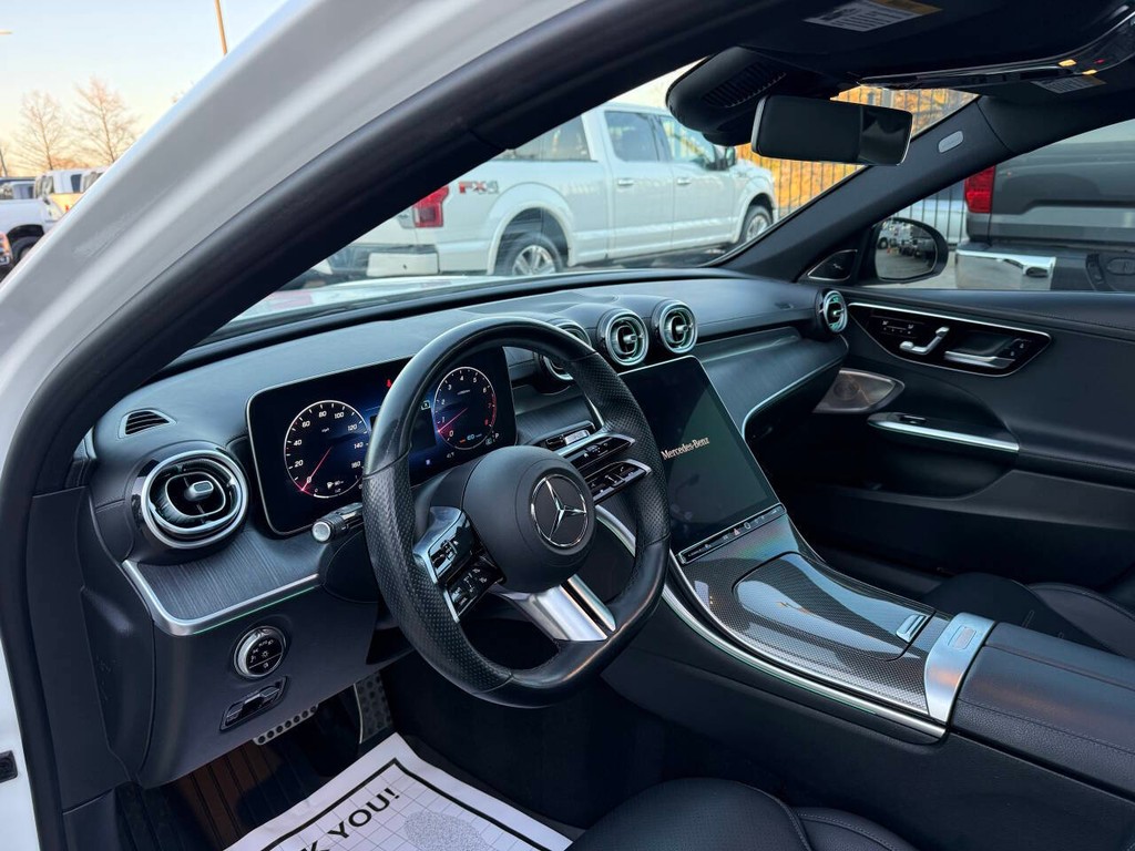 Mercedes-Benz C-Class Vehicle Full-screen Gallery Image 06