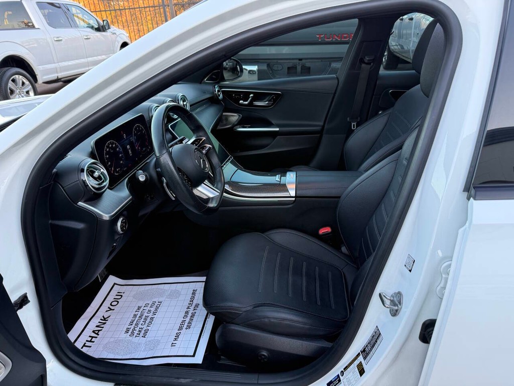 Mercedes-Benz C-Class Vehicle Full-screen Gallery Image 07