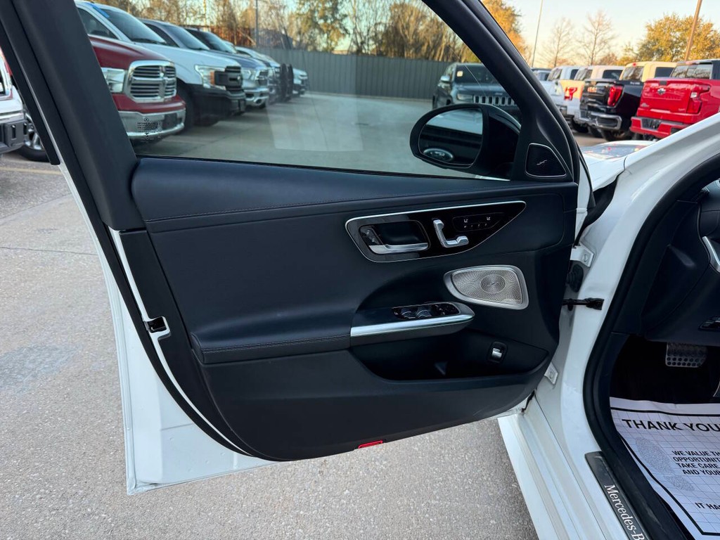 Mercedes-Benz C-Class Vehicle Full-screen Gallery Image 08