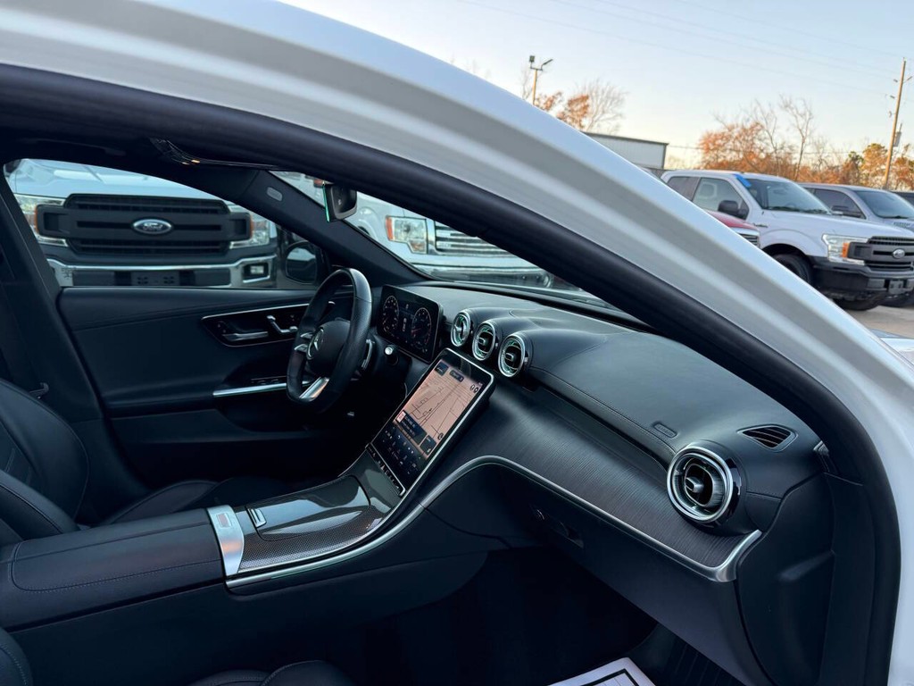 Mercedes-Benz C-Class Vehicle Full-screen Gallery Image 09