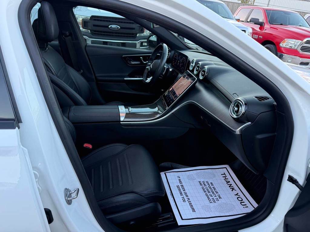 Mercedes-Benz C-Class Vehicle Full-screen Gallery Image 10