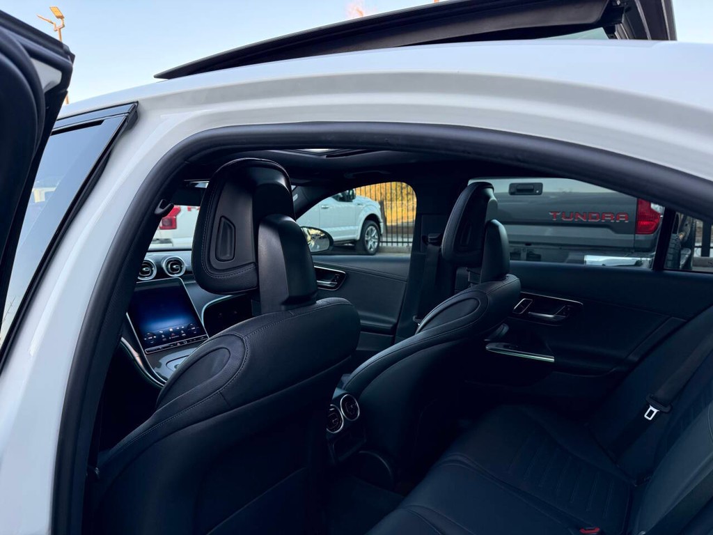 Mercedes-Benz C-Class Vehicle Full-screen Gallery Image 12