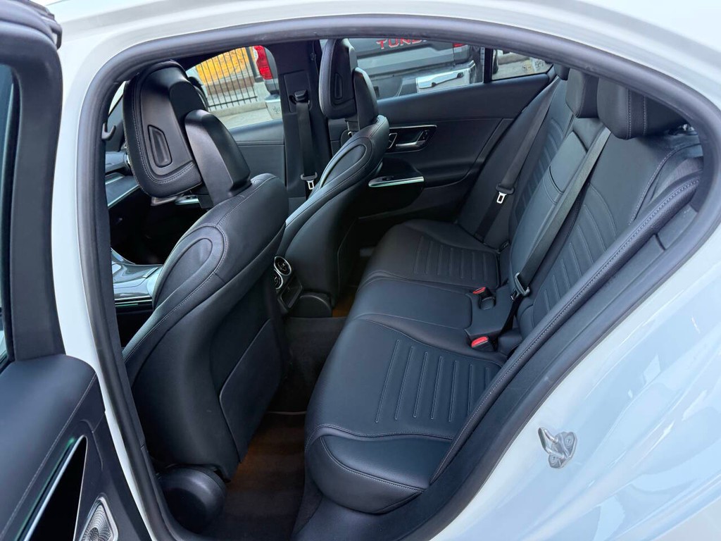 Mercedes-Benz C-Class Vehicle Full-screen Gallery Image 13