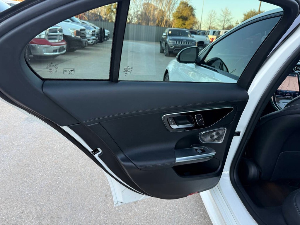 Mercedes-Benz C-Class Vehicle Full-screen Gallery Image 14