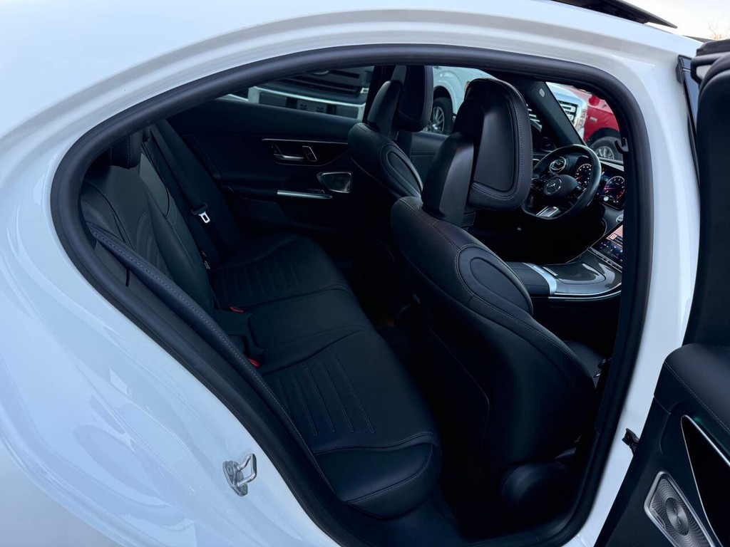 Mercedes-Benz C-Class Vehicle Full-screen Gallery Image 15