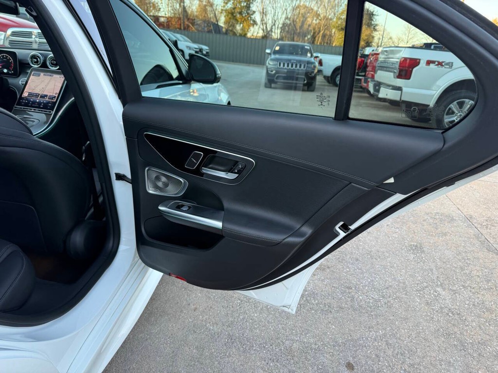 Mercedes-Benz C-Class Vehicle Full-screen Gallery Image 16