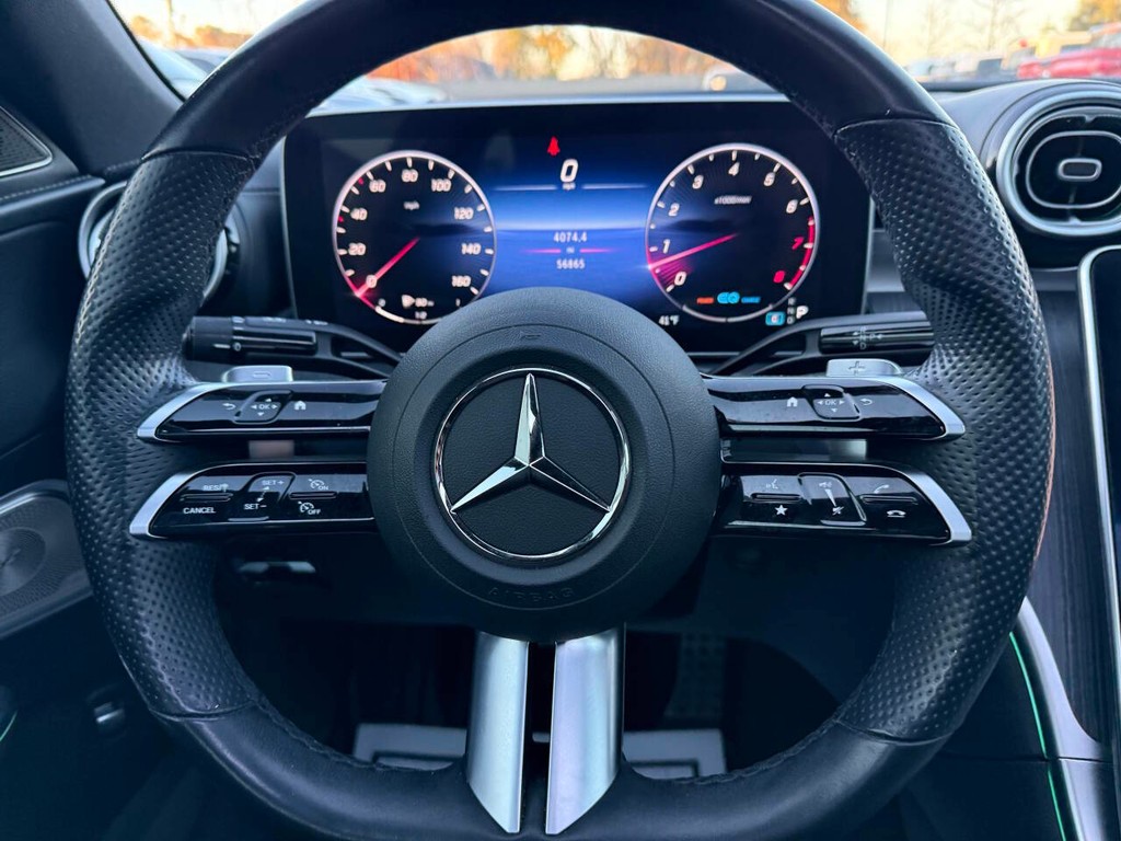 Mercedes-Benz C-Class Vehicle Full-screen Gallery Image 23