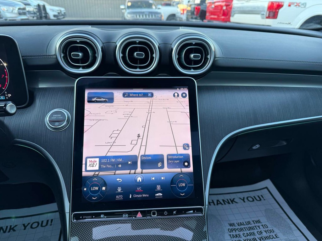 Mercedes-Benz C-Class Vehicle Full-screen Gallery Image 24