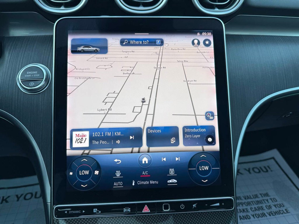 Mercedes-Benz C-Class Vehicle Full-screen Gallery Image 25