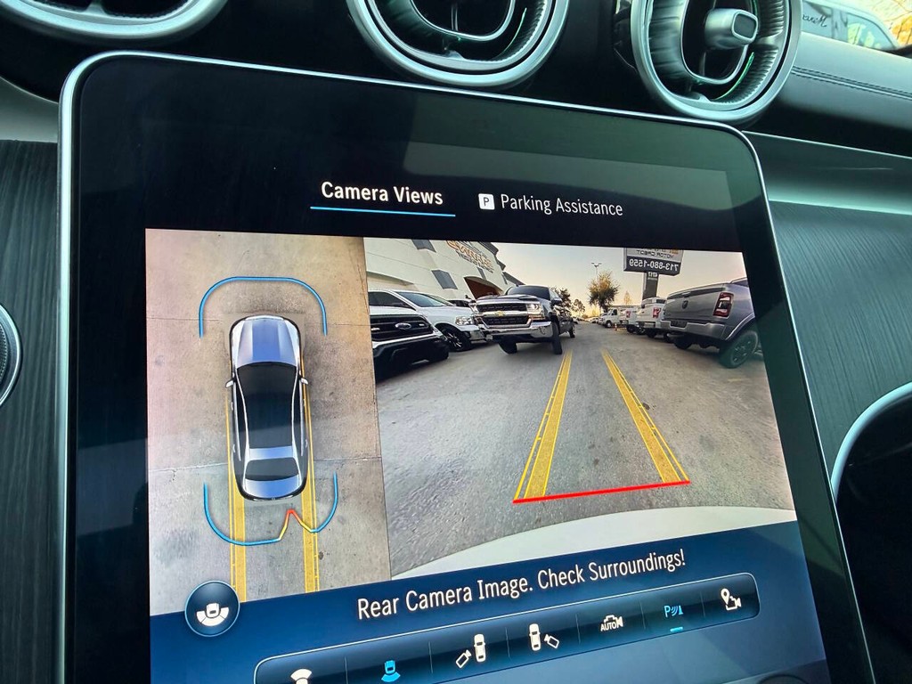 Mercedes-Benz C-Class Vehicle Full-screen Gallery Image 26