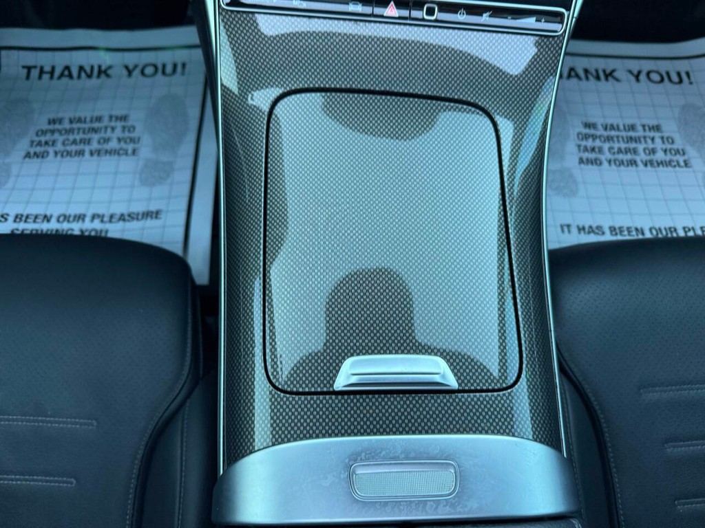 Mercedes-Benz C-Class Vehicle Full-screen Gallery Image 27