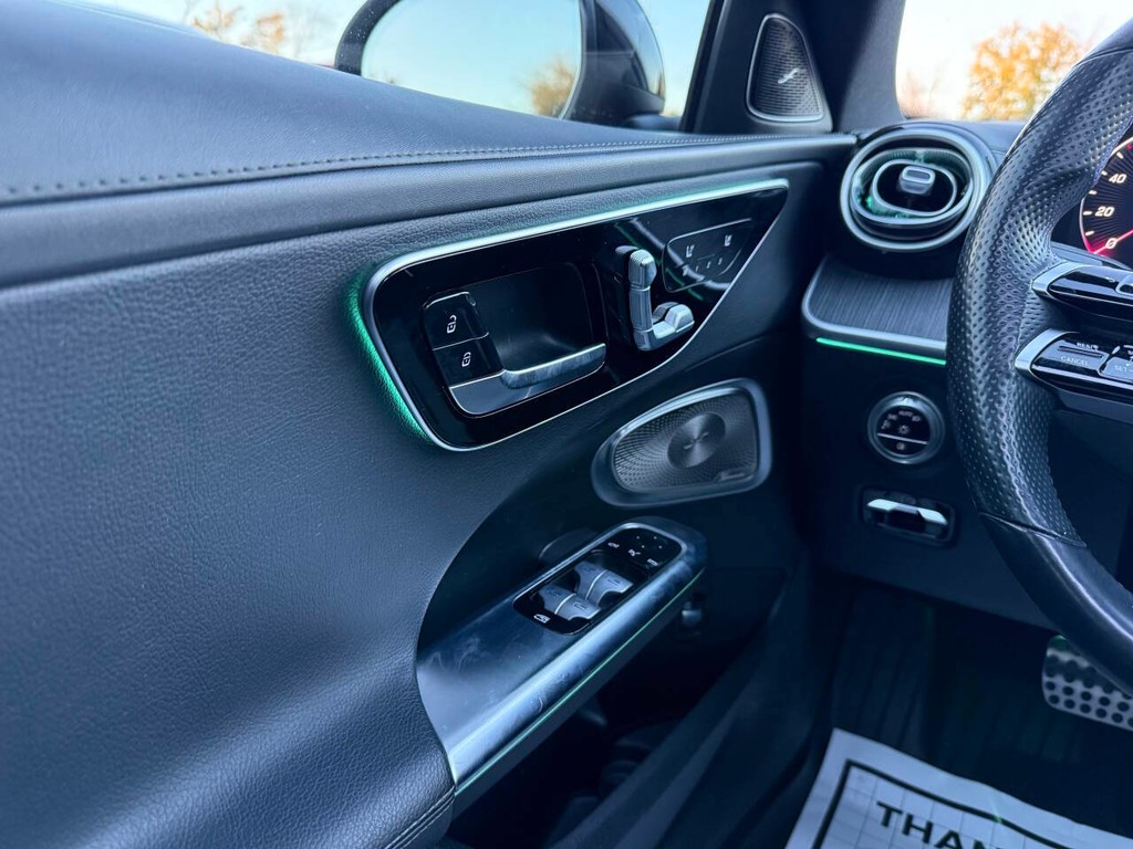 Mercedes-Benz C-Class Vehicle Full-screen Gallery Image 28