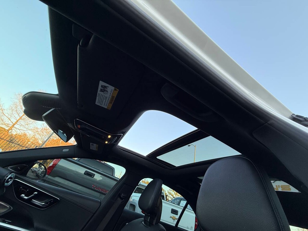 Mercedes-Benz C-Class Vehicle Full-screen Gallery Image 29